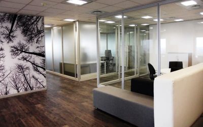 Using frameless Glass partitions to make a spectacular meeting area