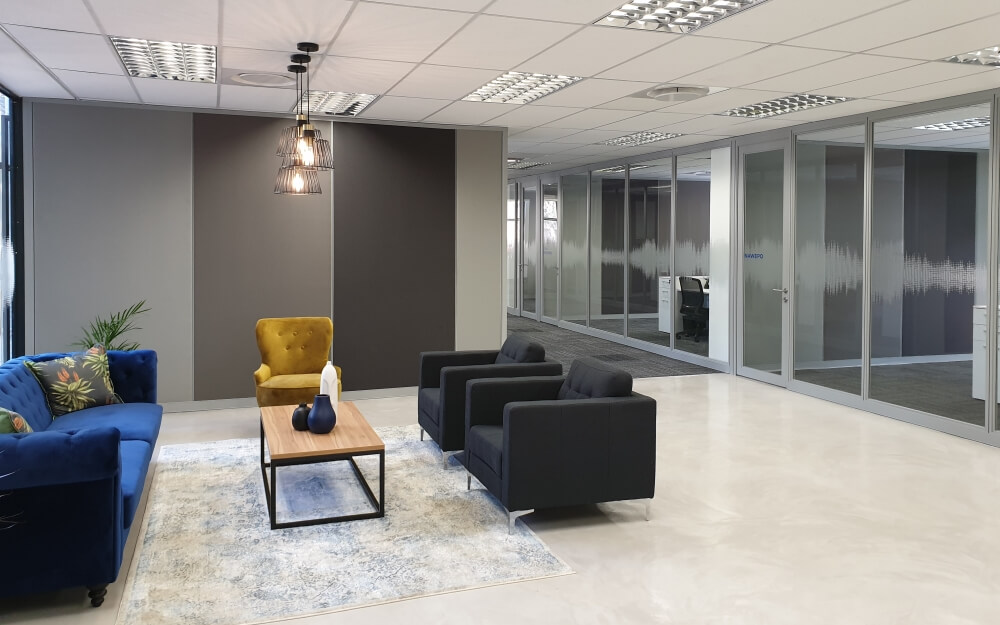 Using frameless Glass partitions to make a spectacular meeting area